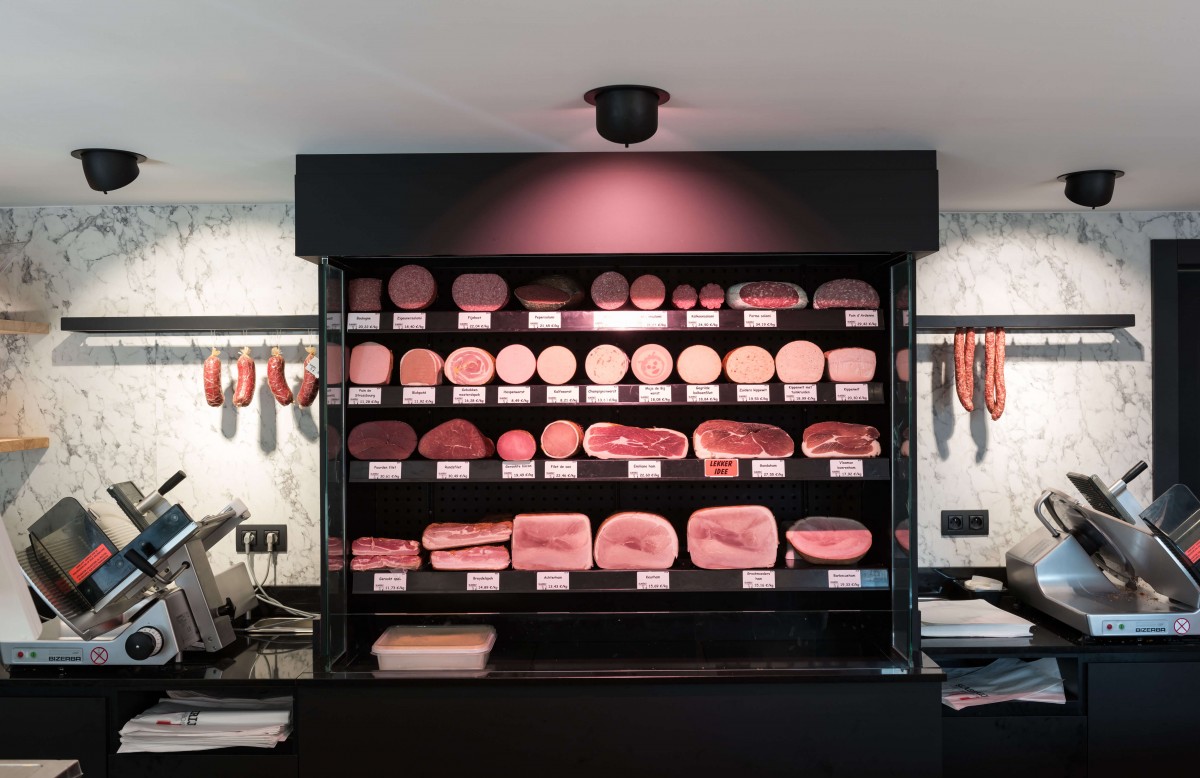 Charcuterie en kazen in de toonbank